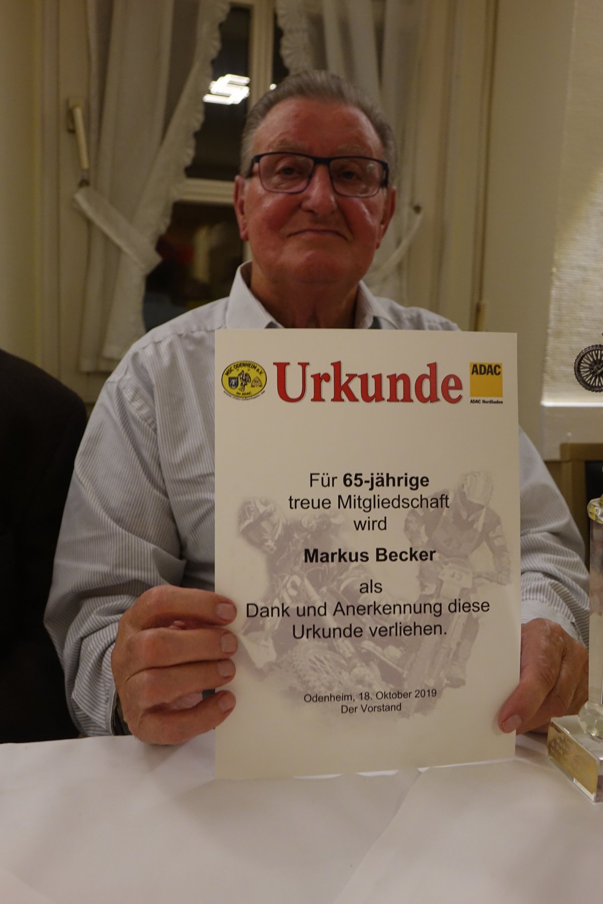 Markus Becker ist eines von drei noch lebenden Gründungsmitgliedern des MSC Odenheim. Im Rahmen eines Ehrungsabends bekam er am Freitag eine Urkunde nebst Pokal und Präsent überreicht.