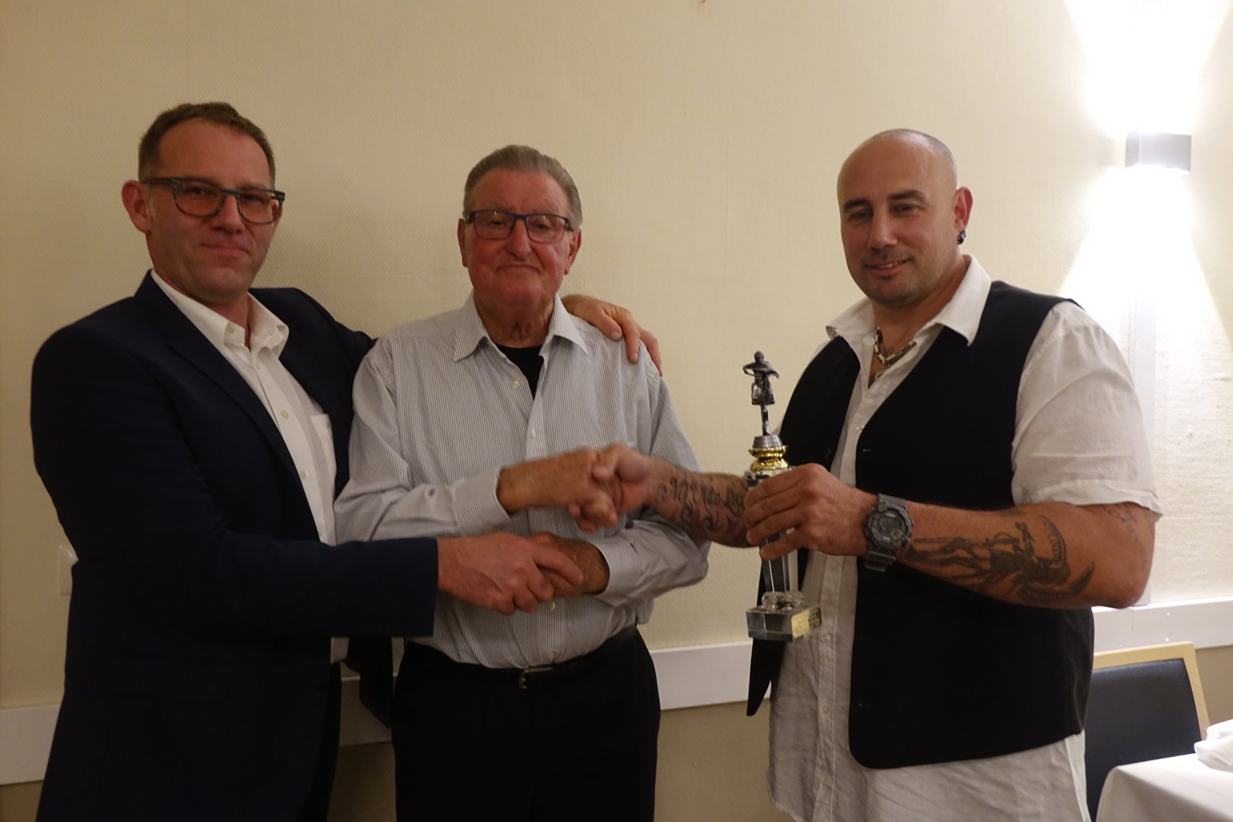Markus Becker (m.) ist eines von drei noch lebenden Gründungsmitgliedern des MSC Odenheim. Im Rahmen eines Ehrungsabends bekam er am Freitag von den beiden Vorständen Tobias Heidelberger (r.) und Markus Stratmann (l.) eine Urkunde nebst Pokal und Präsent überreicht.
